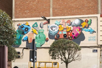 Mural 'Children's Paradise. The Peak' de Henar Bayón en la calle de los Estudios. -CREART