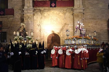 Procesión de El Encuentro de la Virgen de las Angustias y el Cristo Camino del Calvario.-J. M. LOSTAU