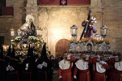 Procesión de El Encuentro de la Virgen de las Angustias y el Cristo Camino del Calvario.-J. M. LOSTAU