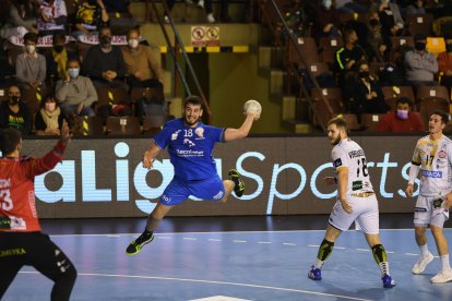 Miguel Martínez trata de superar a Bomästar/ LOF