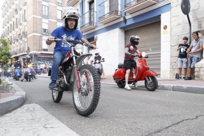 y Ciclomotores Clásicos en las Fiestas de Valladolid. -PHOTOGENIC
