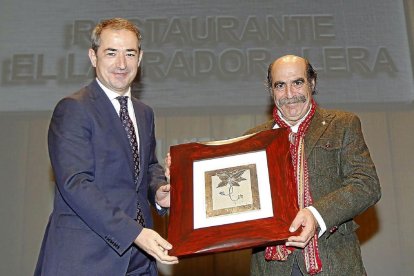 MEJOR RESTAURANTE Entrega al mejor restaurante del año por parte del director territorial en Castilla y León de La Caixa, José Manuel Bilbao, al propietario del Restaurante El Labrador-Lera, Cecilio Lera Blanco.