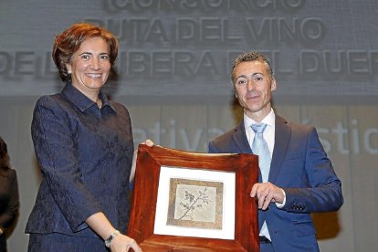 MEJOR INICIATIVA TURÍSTICA Miguel Ángel Gayubo Herrero, presidente de la Ruta del Vino Ribera del Duero, recoge el premio  de manos de la consejera de Cultura y Turismo de la Junta, María Josefa García Cirac.