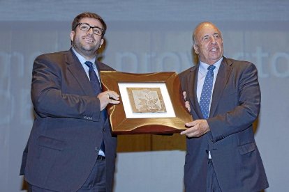 MEJOR PROYECTO DE ÁVILA El presidente de la Diputación de Ávila, Jesús Manuel Sánchez Cabrera, hace entrega del galardón a Julián Gil, consejero delegado de Santa Teresa.