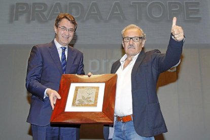 MEJOR PROYECTO DE LEÓN El socio fundador de Prada a Tope, José Luis Prada Méndez, durante la ceremonia junto al presidente de la Diputación de León, Juan Martínez Majo.