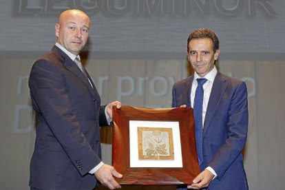 MEJOR PROYECTO DE PALENCIA Luis Antonio Calderón Nágera, vicepresidente y diputado de Turismo de la Diputación de Palencia, otorga el obsequio al gerente de Leguminor, Sabas Calvo Calvo.