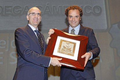 MEJOR PROYECTO DE SALAMANCA El presidente de la Diputación de Salamanca, Francisco Javier Iglesias García, entrega el premio a Fernando Maíllo Ferrán, director de Bodegas Cámbrico.