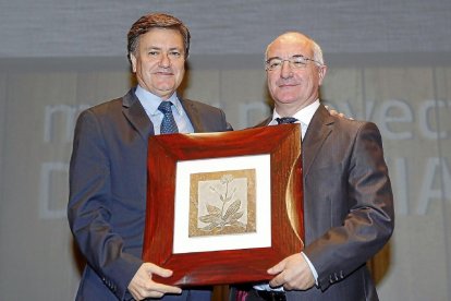 MEJOR PROYECTO DE SEGOVIA Momento de la ceremonia en el que el presidente de la Diputación de Segovia, Francisco Vázquez, da el galardón al copropietario del Mesón El Riscal y de la ganadería Naturbuey, Jesús García Álvarez.