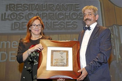 MEJOR PROYECTO DE ZAMORA El gerente del Restaurante Los Caprichos de Meneses, Alfonso Meneses López, recibe el premio por parte de la presidenta de la Diputación de Zamora, Mayte Martín Pozo.