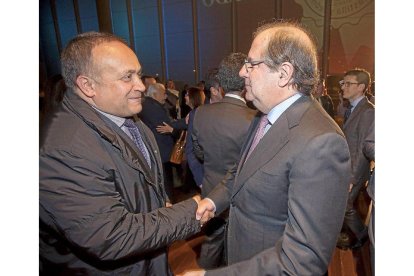 Jesús Álvarez Courel saluda a Herrera.