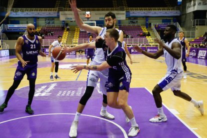 UEMC Real Valladolid Baloncesto - Almansa. / JUAN MIGUEL LOSTAU.