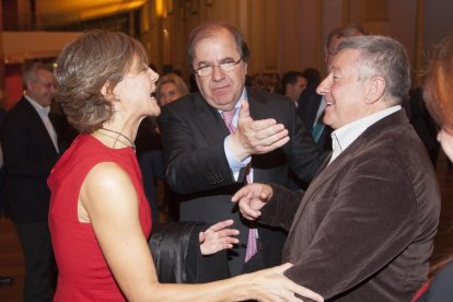 La ministra conversa con Herrera y Tomás Alonso,