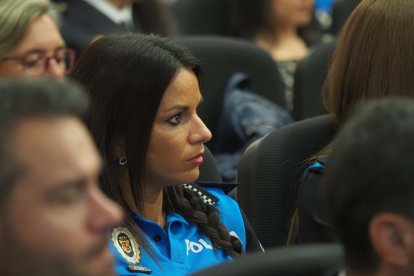 Un agente policial en la conmemoración de los 50 años de la incorporación de las mujeres a la Policía Municipal de Valladolid. PHOTOGENIC
