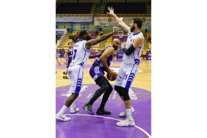 UEMC Real Valladolid Baloncesto - Almansa. / JUAN MIGUEL LOSTAU.