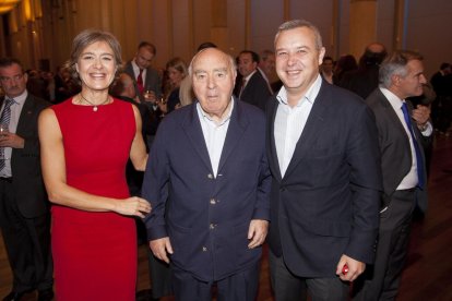 La ministra Isabel García Tejerina, con su padre y su hermano Pablo.