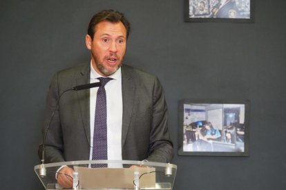 Óscar Puente presenta la jornada de los 50 años de la incorporación de las mujeres a la Policía Municipal de Valladolid. PHOTOGENIC