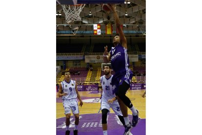 UEMC Real Valladolid Baloncesto - Almansa. / JUAN MIGUEL LOSTAU.