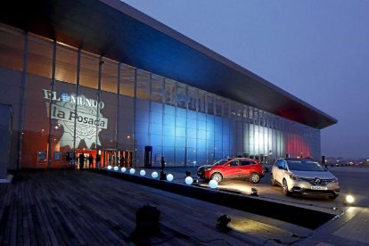 Fachada del auditorio Miguel Delibes con la bandera de Francia en homenaje a las víctimas de los atentados de París, además de dos coches de la firma Renault durante la celebración de los premios.