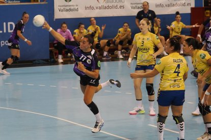 Partido de la segunda jornada de la Liga Guerreras entre el Caja rural Aula y el Rocasa. / PHOTOGENIC