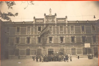 Imagen del patio del colegio Lourdes con una canasta de baloncesto a finales de los años 20, hace casi 100 años. / ARCHIVO J. M. ORTEGA