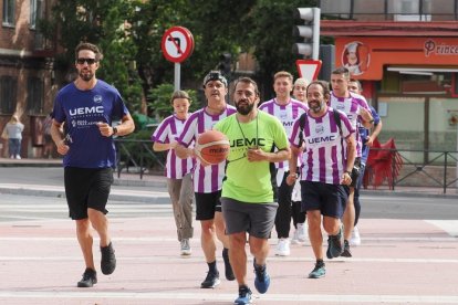 Una de las postas del relevos botando el balón desde la UEMC hasta el colegio Lourdes por las calles de Valladolid. ( PHOTOGENIC