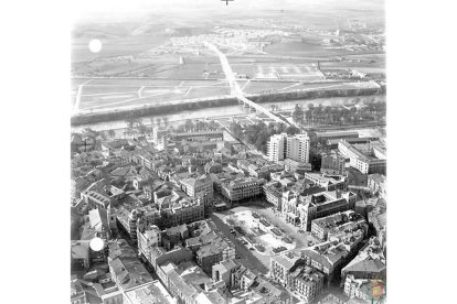 Panorámica de la plaza Mayor de Valladolid con el barrio Girón al fondo en los años 60. ARCHIVO MUNICIPAL