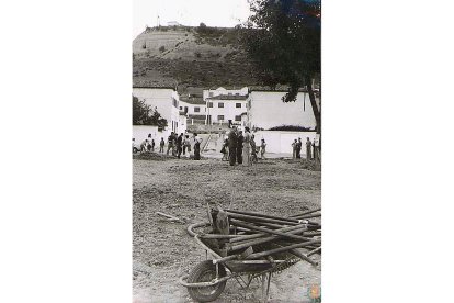 Herramientas para una plantación vecinal en los años 70. ARCHIVO MUNICIPAL