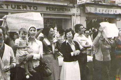 Reivindicación de vecinos del barrio Girón en los años 70. Una pancarta dice: «El barrio Girón tiene ya el cielo ganado...». Detrás se ve la fachada de la Perfumería retuerto. ARCHIVO MUNICIPAL