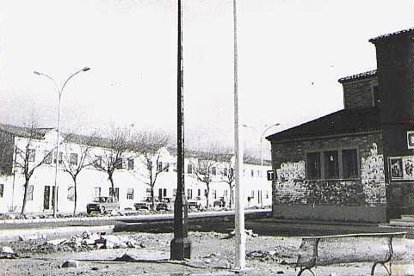 Plaza sin pavimentar frente al emblemático Cine Castilla del barrio Girón en los años 70. ARCHIVO MUNICIPAL