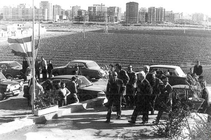El ministro de la Gobernación, José García Hernández, en 1975, con el presidente de la Diputación, José Luis Mosquera, y otras autoridades locales a la entrada de la residencia de ancianos 'Cardenal Marcelo'. Año 1975. En segundo plano se ven las tierras aún sin construir del barrio de Huerta del Rey. ARCHIVO MUNICIPAL
