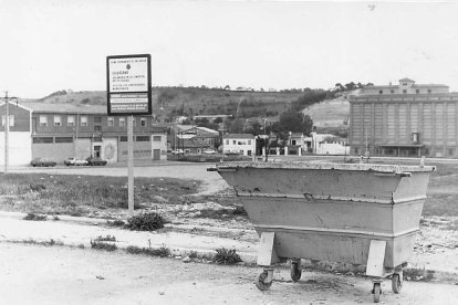 Contenedor de basura en el año 1982. En segundo plano se aprecia una señal vertical que advierte: «Ciudadano, colabora en la limpieza de tu ciudad. Utiliza los vertederos municipales. Sanción hasta 15.000 ptas». ARCHIVO MUNICIPAL