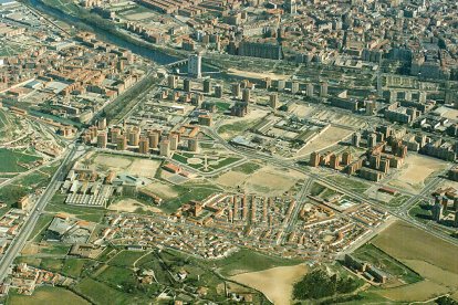 Panorámica de 1989 con el barrio Girón abajo a la derecha. Se aprecia su estructura similar a un pequeño pueblo. ARCHIVO MUNICIPAL