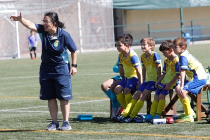 Equipo participante en un torneo prebenjamín organizado por el Betis. /LOSTAU