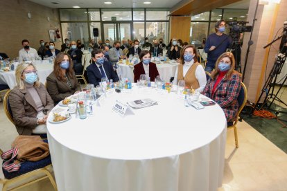Pilar Garcés (Viceconsejera de Universidad Consejería de Educación); Adriana Ulibarri (Editadora El Mundo CyL); Carlos Fernández Carriedo (Consejero de Economía y Hacienda); Beatriz Herranz (Directora General Telefónica CyL); Ángeles Armisén (Presidenta PP Palencia y de Diputación de Palencia); Marta Sanz (Procuradora Cs y Secretaria 3ª Mesa Cortes CyL). / LOSTAU
