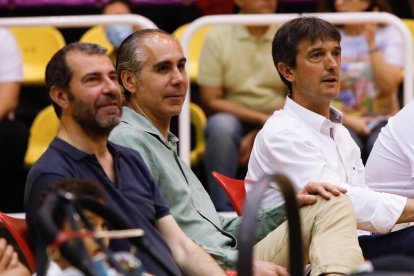 Pacheta y David Espinar siguiendo de cerca el UEMC Real Valladolid Baloncesto - Cáceres. / J. M. LOSTAU