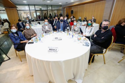 Rosa Cuesta (Directora General de Política Económica y Competitividad Junta CyL); Blanca Ares (Directora General de Universidades e Investigación Consejería de Educación); Augusto Cobos (Delegado Territorial Junta en Valladolid); Javier Alonso (Director Autonómico de Telefónica); María José Gutiérrez (Jefa de Comunicación Telefónica CyL); Laura Rus (Gerencia Acción Institucional Telefónica); Alfredo Corell (Vicerrector de Innovación Docente y Transformación Digital UVa). / LOSTAU