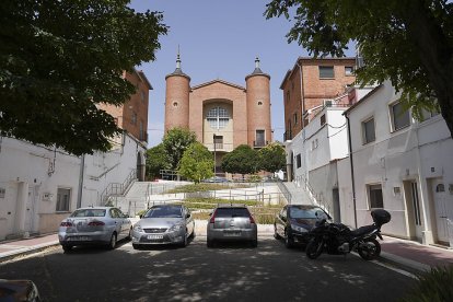 Calle de la Fe con la Iglesia de San Pio X. J. M. LOSTAU