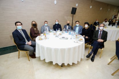 Guzmán Gómez (alcalde Medina del Campo y diputado provincial); Ángela de Miguel (Presidenta CEO Valladolid); Alfonso Romo (Diputado de Contratación NNTT y Administración Electrónica Valladolid); Virginia Almanza; Felipe Ramos (Subdirector El Mundo CyL); Francisco Ferreira (Portavoz PSOE Diputación Valadolid); Virginia Almanza (Diputada PSOE Valladolid); Juan Carlos de Margarida (Presidente Colegio de Economistas de Valladolid, Zamora y Palencia). / LOSTAU