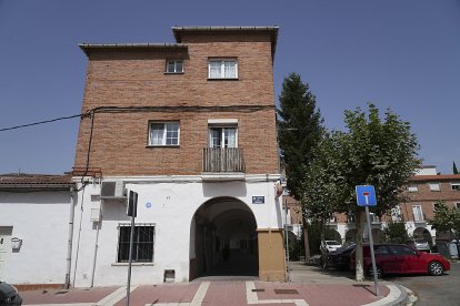 Calle del Hogar esquina con plaza Porticada. J. M. LOSTAU