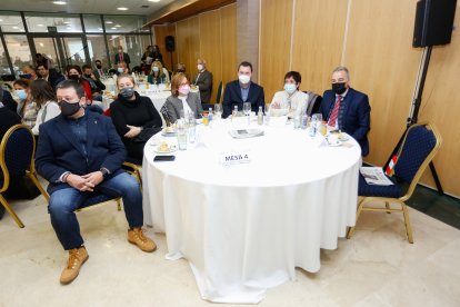 Luis Guillermo Gago (Concejal de Presidencia Arroyo de la Encmienda); Araceli de las Heras (Jefa Departamento Servicios Sociales ONCE); Rosa Rubio (Presidenta Consejo Territorial ONCE); Francisco Sardón (Presidente PREDIF y Fundador Aspaym CyL); Ana Isabel Pérez (Directora General Aspaym CyL); Luis Chico (Presidente Asociación Castellano y Leonesa de Turismo Rural). / LOSTAU