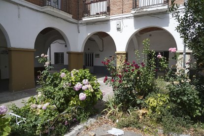 Plaza Porticada. J. M. LOSTAU