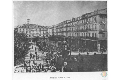 Antigua Plaza Mayor entre el año 1900 y 1905. -ARCHIVO MUNICIPAL VALLADOLID