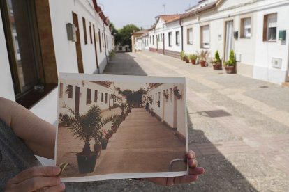 Calle Escondida. Una vecina sostiene una foto de cuando les dieron el premio de embellecimiento en 1981. J. M. LOSTAU