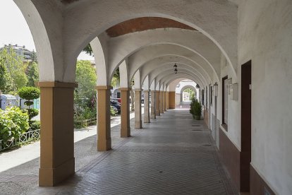 Plaza Porticada. J. M. LOSTAU
