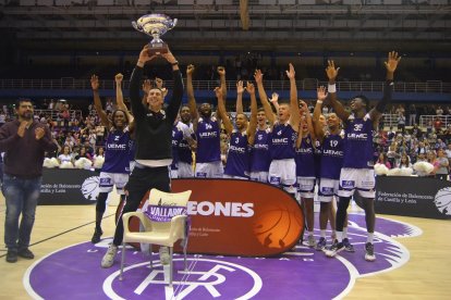 El lesionado Sergio de la Fuente levanta el trofeo de la Copa de Castilla y León en Pisuerga. / EM