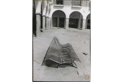 Banco en mal estado en la Plaza Porticada de Valladolid en 1970 - ARCHIVO MUNICIPAL DE VALLADOLID