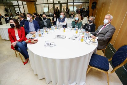 Teresa Pernía (Strategia Comunicación; David Alonso (Endesa); Eduardo Álvarez (CEO Puentia); Carlos Saldaña (Jefe de Ventas Empresas Telefónica); Nieves Luquero (Publicidad El Mundo CyL); Blanca Alcalde (Doc6); José Modesto Pérez (Renfe). / LOSTAU