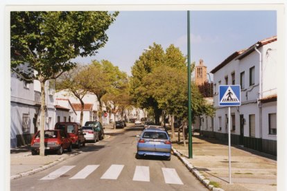 Calle Hogar, al fondo la Parroquia San Pío X de la Plaza Porticada de Valladolid en 2000 - ARCHIVO MUNICIPAL DE VALLADOLID
