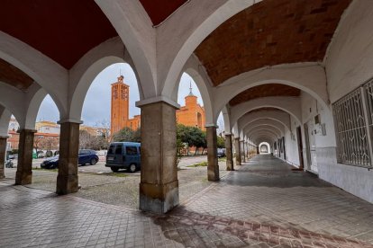 Plaza Porticada en el barrio de Girón de Valladolid - J.M. LOSTAU