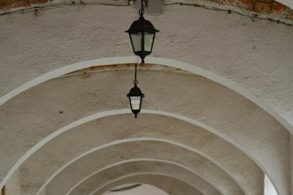 Plaza Porticada en el barrio de Girón de Valladolid - J.M. LOSTAU